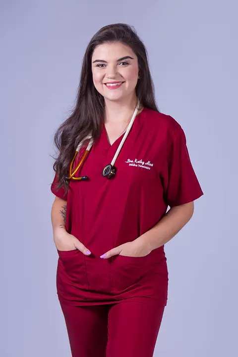 Dra. Kathy Alves de uniforme vinho e estetoscópio