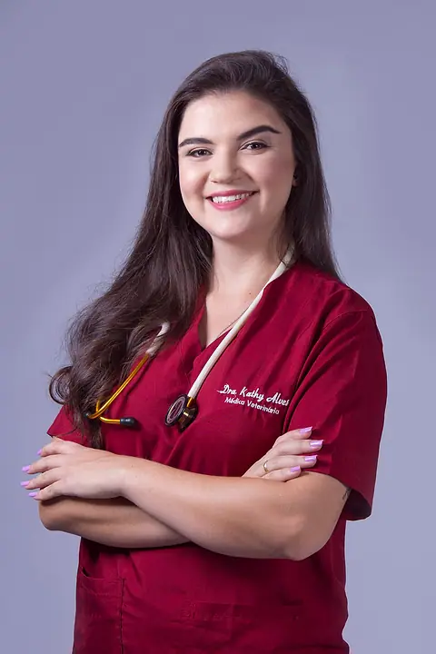 Dra. Kathy Alves de uniforme e estetoscópio, de braços cruzados